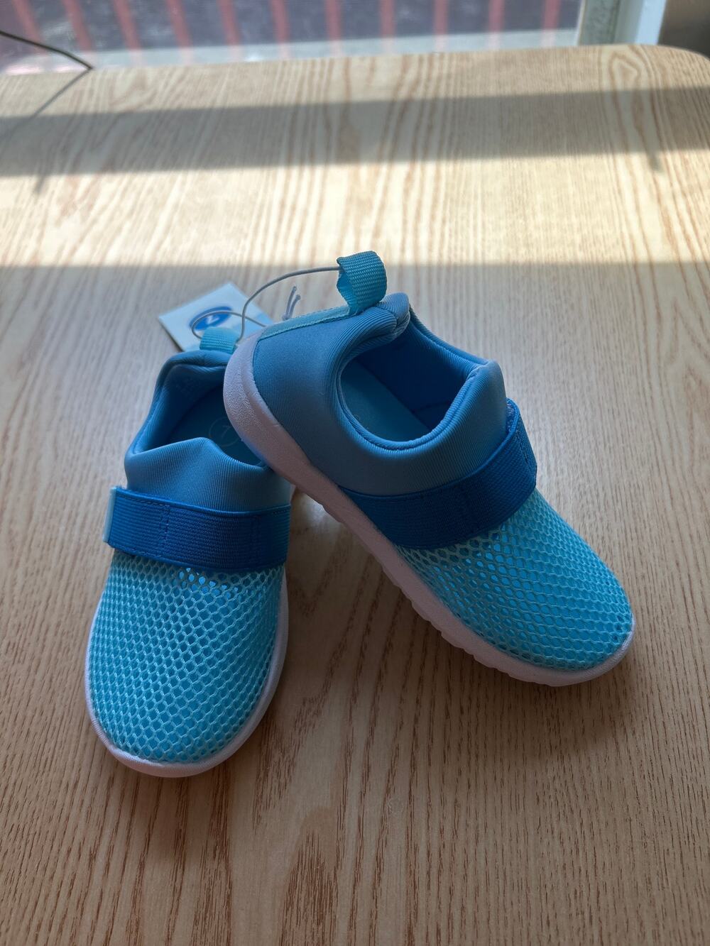 New kids Cat & Jack Strap Closure Easy slip in Sneakers or Aqua Shoes Blu Size 7
